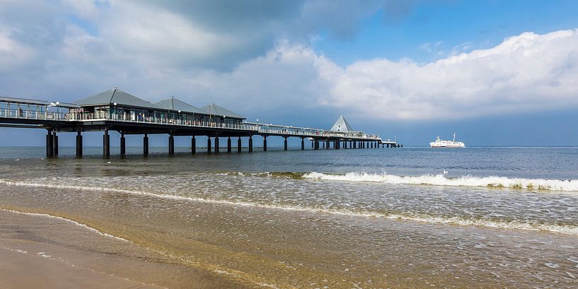 Ausflugsschiff bei der Seebrücke Heringsdorf auf Usedom von Werner Dieterich