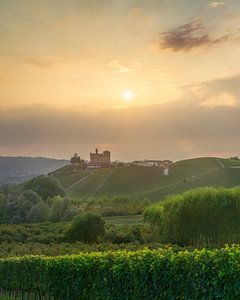 Das Schloss von Grinzane Cavour und die Weinberge bei Sonnenuntergang, Langhe