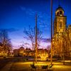 Der Grotekerkhof in Deventer in weihnachtlicher Atmosphäre während der blauen Stunde von Bart Ros