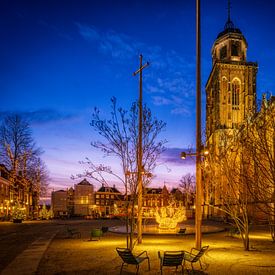 Het grotekerkhof van Deventer in Kerssfeer tijdens het blauweuur van Bart Ros