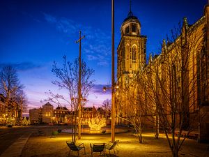 Der Grotekerkhof in Deventer in weihnachtlicher Atmosphäre während der blauen Stunde von Bart Ros