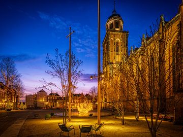 Der Grotekerkhof in Deventer in weihnachtlicher Atmosphäre während der blauen Stunde