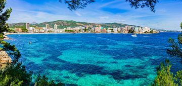 Mallorca eiland, prachtig uitzicht op zee strand in Magaluf, Spanje van Alex Winter