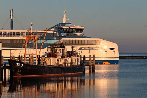 TS 3 and MS Willem Barentsz on Terschelling