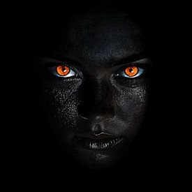 Vrouw met oranje ogen portret van TheXclusive Art