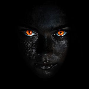 Portrait d'une femme aux yeux orange
