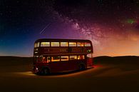 Een bus in de woestijn van Arjen Roos thumbnail