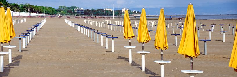 Strand in Grado van Leopold Brix