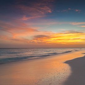 Zonsondergang Divi Beach Aruba van Harold van den Hurk