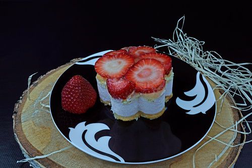 Fruittaartje met yoghurtroom, koekje en vers fruit