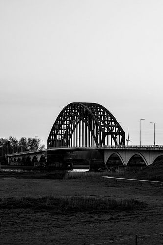 Le pont sur l'IJssel à Zwolle en noir et blanc, Pays-Bas