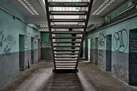 Trap tussen de gevangenis cellen. Urban exploring