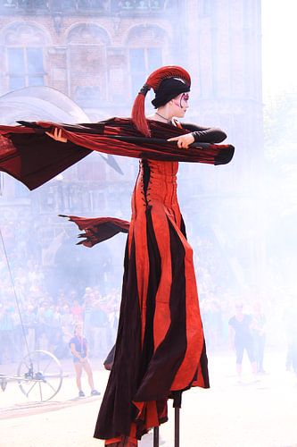 Stelt loper in actie Deventer op stelten. Dans kunst van Bobsphotography