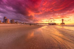 Scheveningen Pier en Reuzenrad tijdens Zonsondergang van Rob Kints