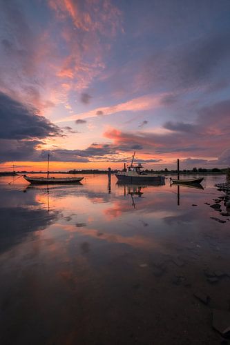 Prachtige zonsondergang bij bootjes