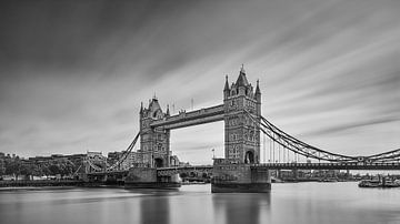 Die Londoner Tower Bridge in Schwarz-Weiß.
