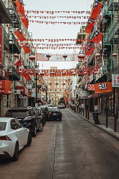 Rode vlaggetjes van Chinatown San Francisco | Reisfotografie | Californië, U.S.A van Sanne Dost