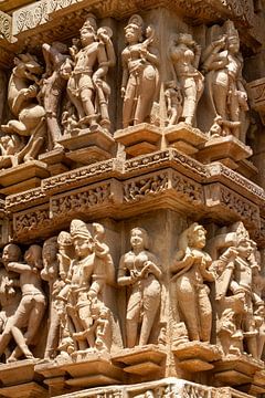 De tempelreliëfs van Khajuraho in Madhya Pradesh India van Roland Brack