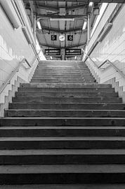 Trappen naar de perrons van het station Zwart-wit verticale foto