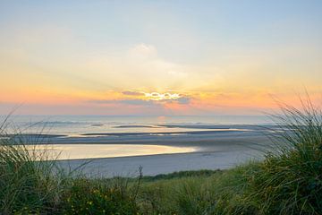 Zonsondergang op het strand vanuit de duinen van Sjoerd van der Wal Fotografie