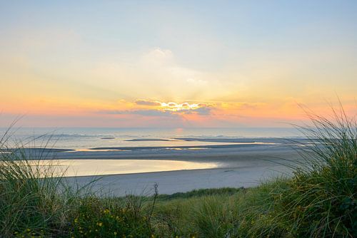 Zonsondergang op het strand vanuit de duinen