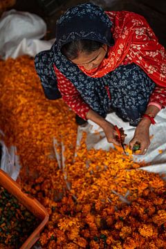 Vrouw op de bloemenmarkt in Jaipur van Mirja van Dijk