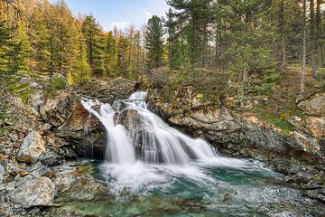 Cascada da Bernina in het Engadin in Zwitserland van Michael Valjak