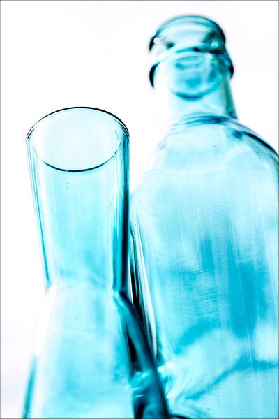 Blauwe flesjes van Marga Buitendijk