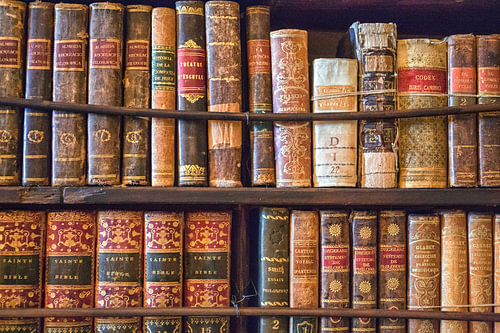 Oude antieke boeken in een kast