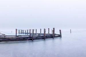 Alter Steg im Nebel