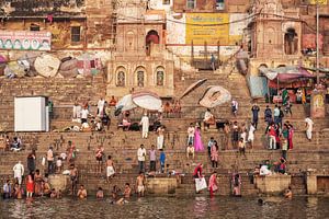 Hindoeïstische pelgrims nemen heilig bad in de heilige rivier ganges van Tjeerd Kruse
