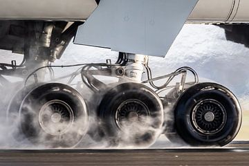 Landing gear of Boeing 777 with spray by Dennis Janssen