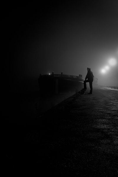 Waiting to depart van Tim Corbeel