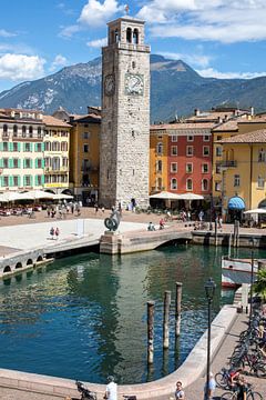 Riva del Garda - Piazza III Novembre met de Torre Apponale van t.ART