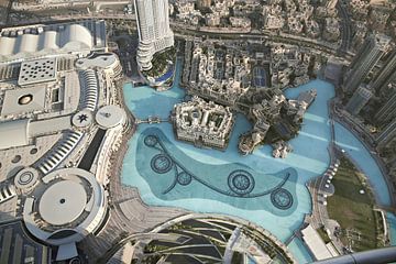 Dubai wolkenkrabbers van bovenaf. Futuristische skyline. Dubai Marina luchtfoto. van Tjeerd Kruse
