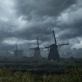 Neblige Ruhe bei den niederländischen Unesco-Windmühlen von Mart Houtman