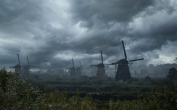 Calme brumeux aux moulins à vent néerlandais de l'Unesco sur Mart Houtman