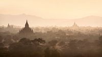 Coucher de soleil sur les pagodes de Bagan, Myanmar par Rene Mens Aperçu