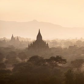 Sonnenuntergang über Pagoden von Bagan, Myanmar von Rene Mens