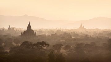 Zonsondergang over pagodas van Bagan, Myanmar van Rene Mens
