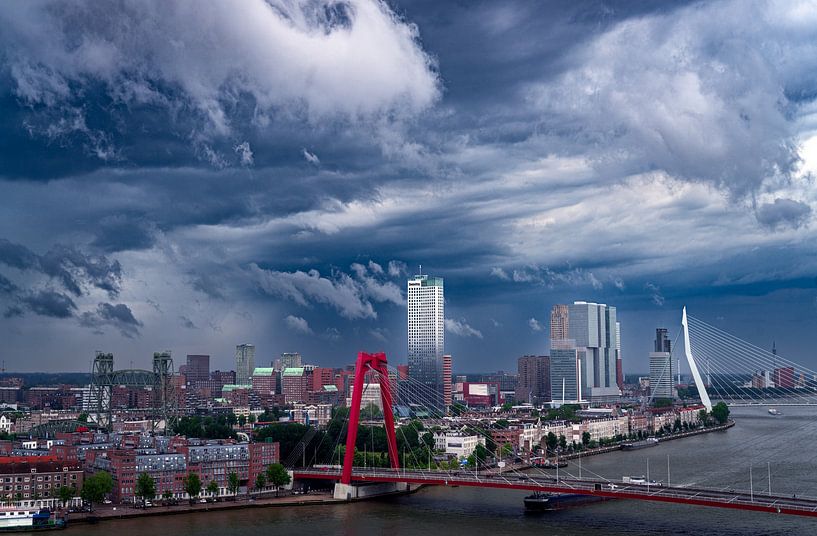Stürmische Skyline-Vibes: Rotterdam vom Dach aus von Roy Poots