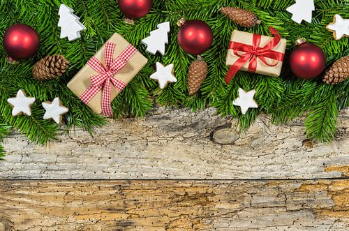 Kerstversiering met geschenken, rode ballen