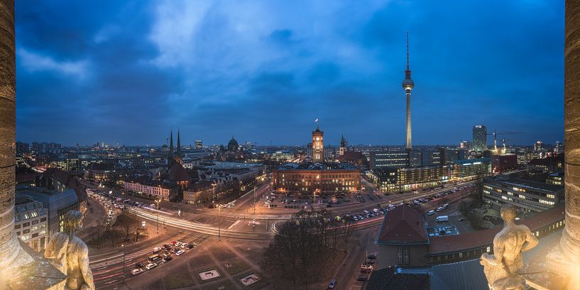 Berlijnse skyline in het oude stadshuis tijdens de Blauwe Uur van Berlijn van Jean Claude Castor