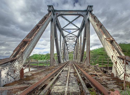 Vieux pont ferroviaire abandonné