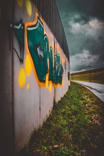 De graffiti op de brug.