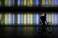 Silhouette d'un cycliste dans le tunnel nord près d'Utrecht CS