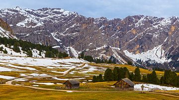 Printemps dans les hautes montagnes des Dolomites