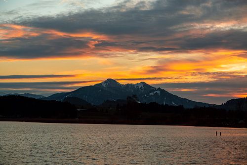 Zonsondergang over de Alpspitze vanaf het meer van Hopfen