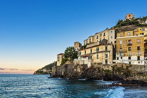 Uitzicht op het dorp Minori aan de Amalfikust in Italië