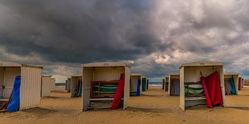 Hollands zomerweer op strand van Katwijk aan Zee van Toon van den Einde